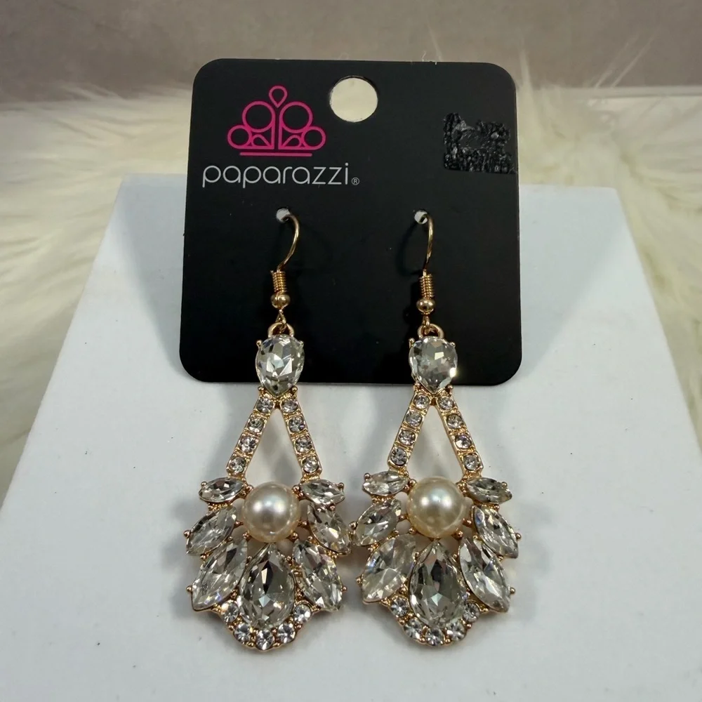 🩷5/$10🩷 paparazzi Gold-Tone Crystal & Pearl Chandelier Earrings - White